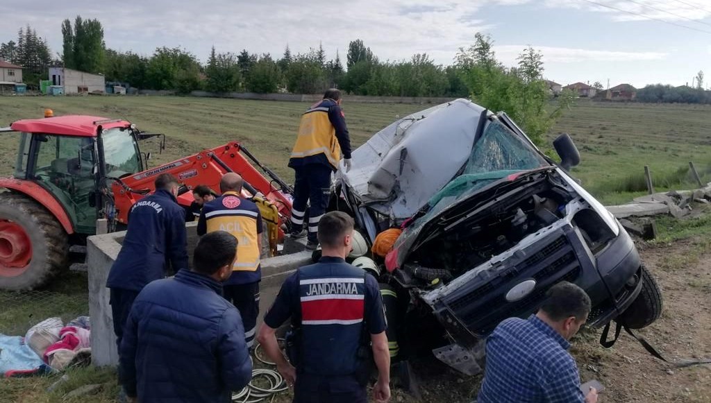 Tarım emekçisi ailenin minibüsü devrildi: 1 meyyit, 3’ü çocuk 8 yaralı