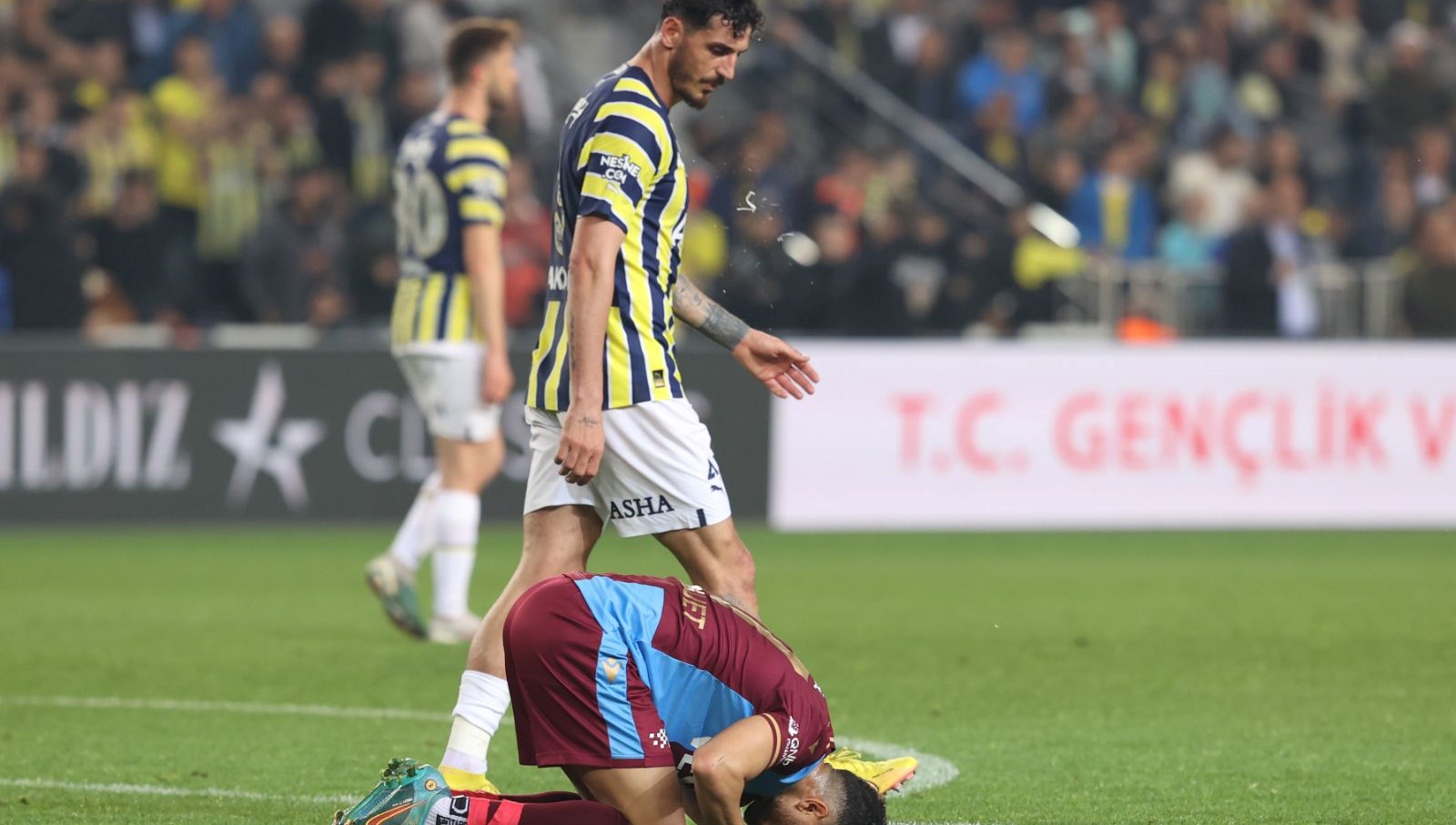 Trabzonspor’dan Fenerbahçeli futbolcu Samet Akaydın’a kınama:Bu bir rezilliktir, iğrençliktir!