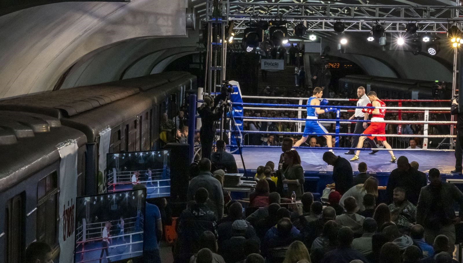 Ukrayna’da boks turnuvası metro istasyonunda yapıldı