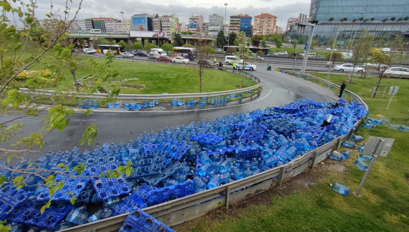 Yüzlerce damacana yola saçıldı