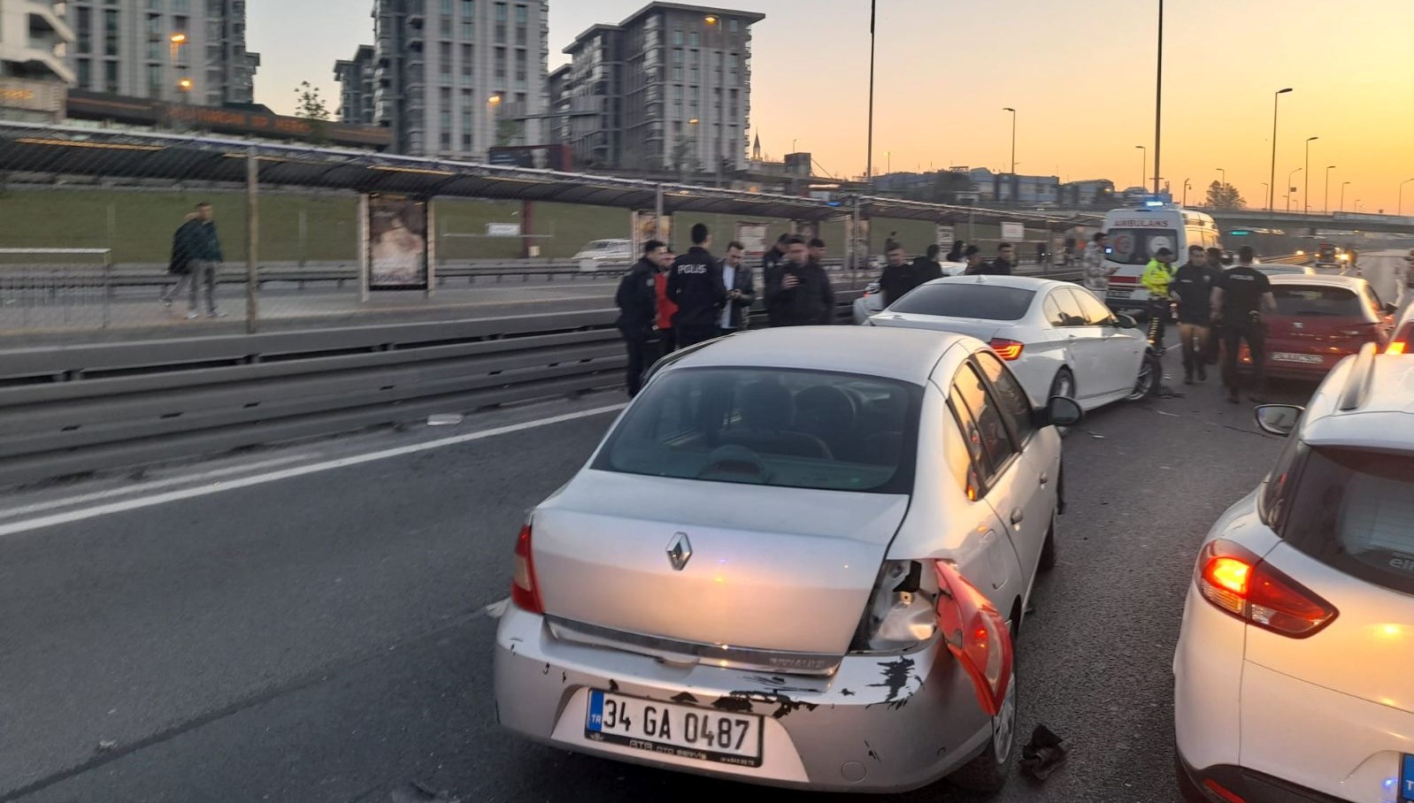 Zeytinburnu’nda 5 araç birbirine girdi